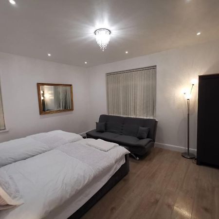 Three Bedroom Modern Apartment By Luton Airport And Luton Station Экстерьер фото