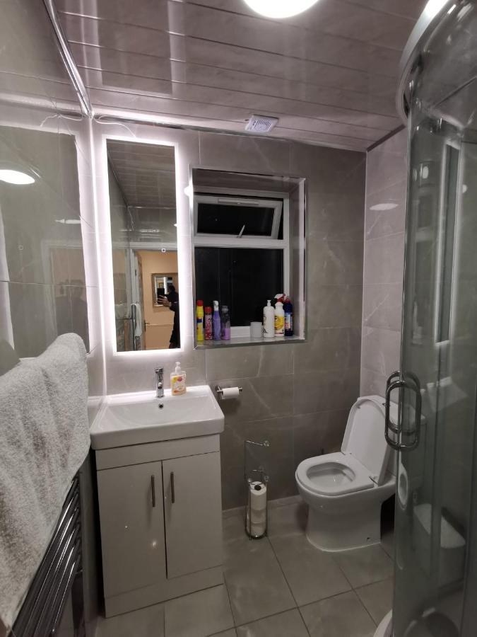 Three Bedroom Modern Apartment By Luton Airport And Luton Station Экстерьер фото