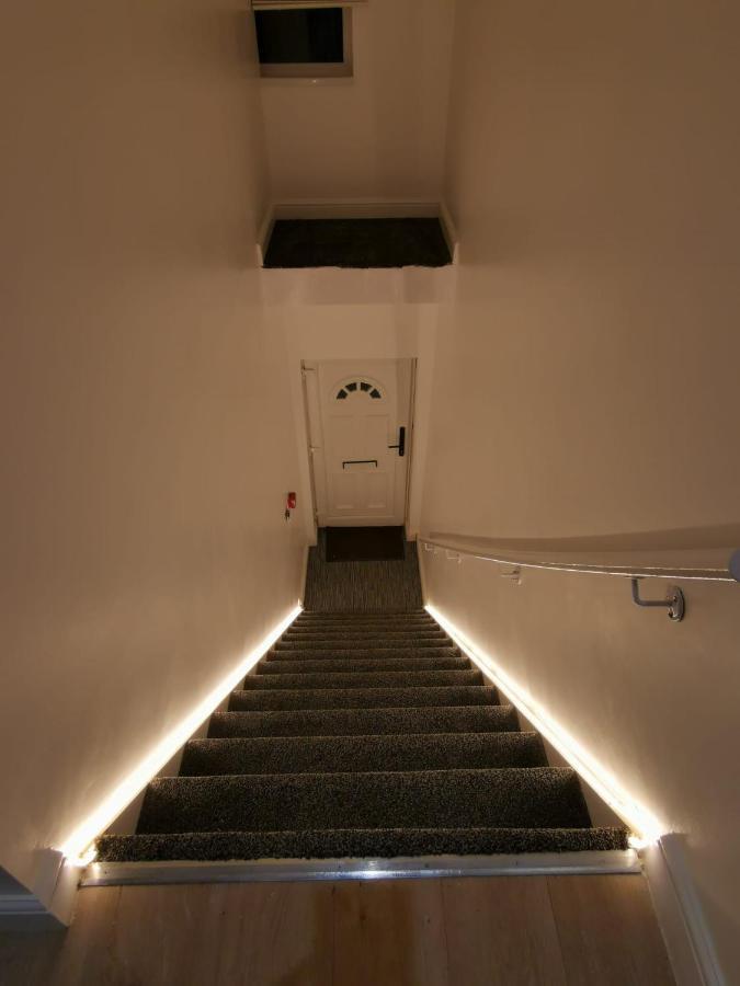 Three Bedroom Modern Apartment By Luton Airport And Luton Station Экстерьер фото