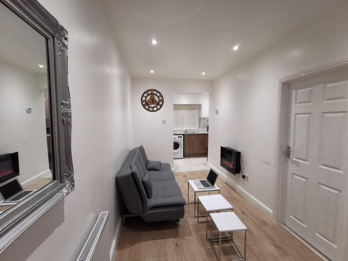 Three Bedroom Modern Apartment By Luton Airport And Luton Station Экстерьер фото