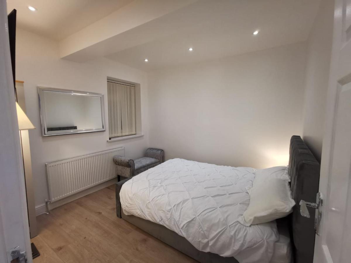 Three Bedroom Modern Apartment By Luton Airport And Luton Station Экстерьер фото