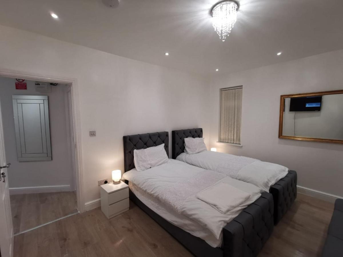 Three Bedroom Modern Apartment By Luton Airport And Luton Station Экстерьер фото