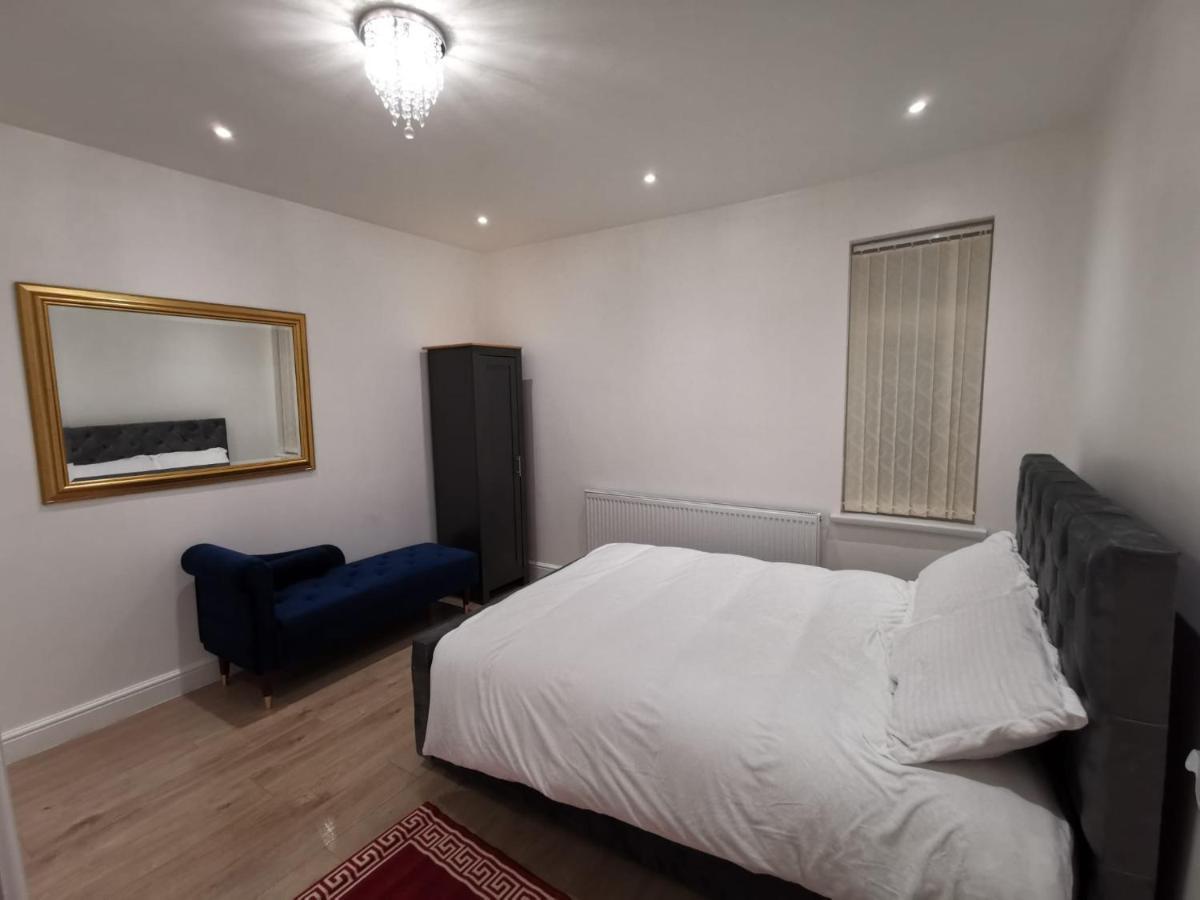 Three Bedroom Modern Apartment By Luton Airport And Luton Station Экстерьер фото